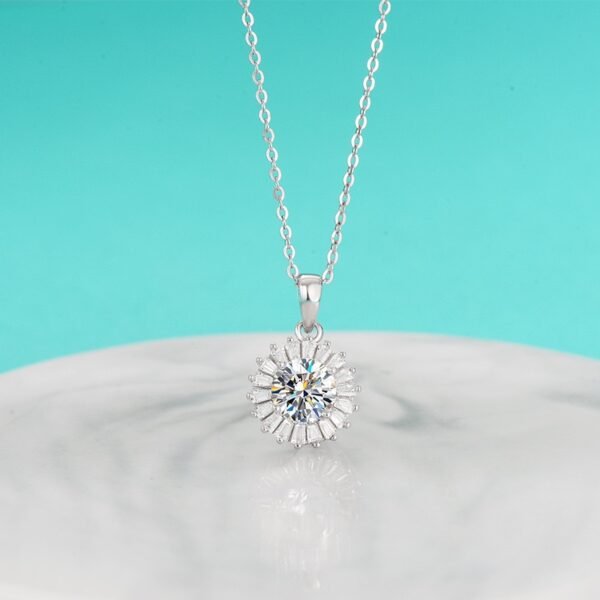 Delicate Flower Pendant Necklace in 925 Silver with Moissanite | Minimalist Collar Chain